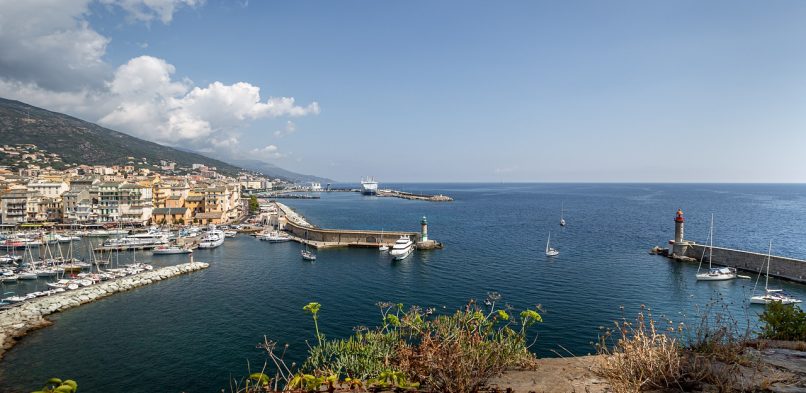 Pourquoi investir dans une pergola bioclimatique à Bastia ?